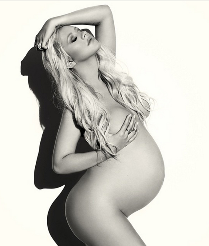 Insarcinata in opt luni, Christina Aguilera a renuntat complet la haine si s-a pozat nud