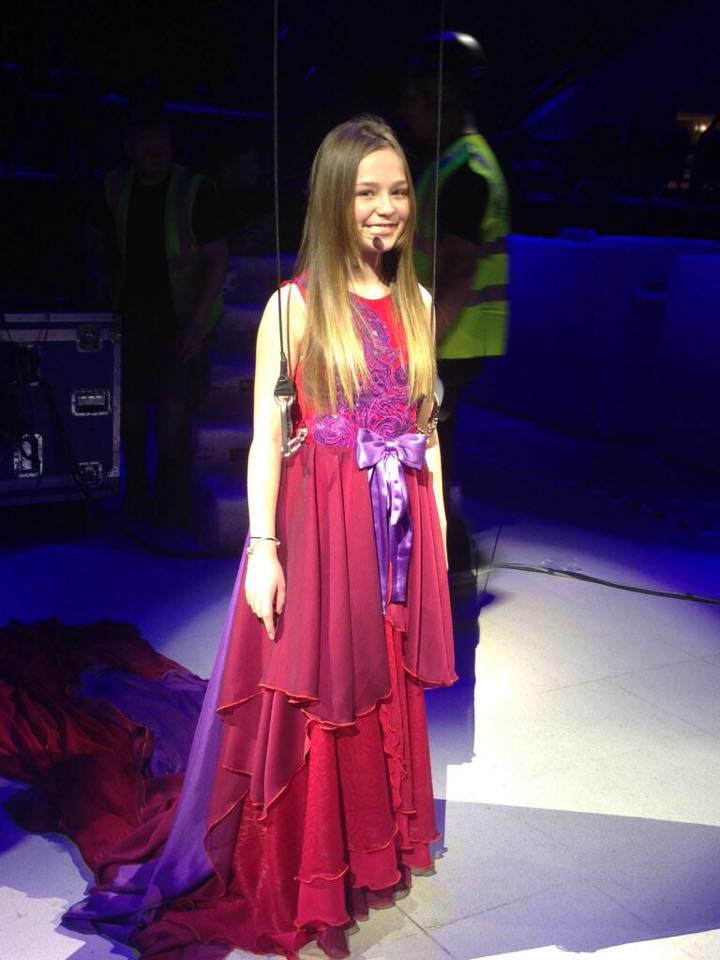 Connie isi scrie acum propriile texte