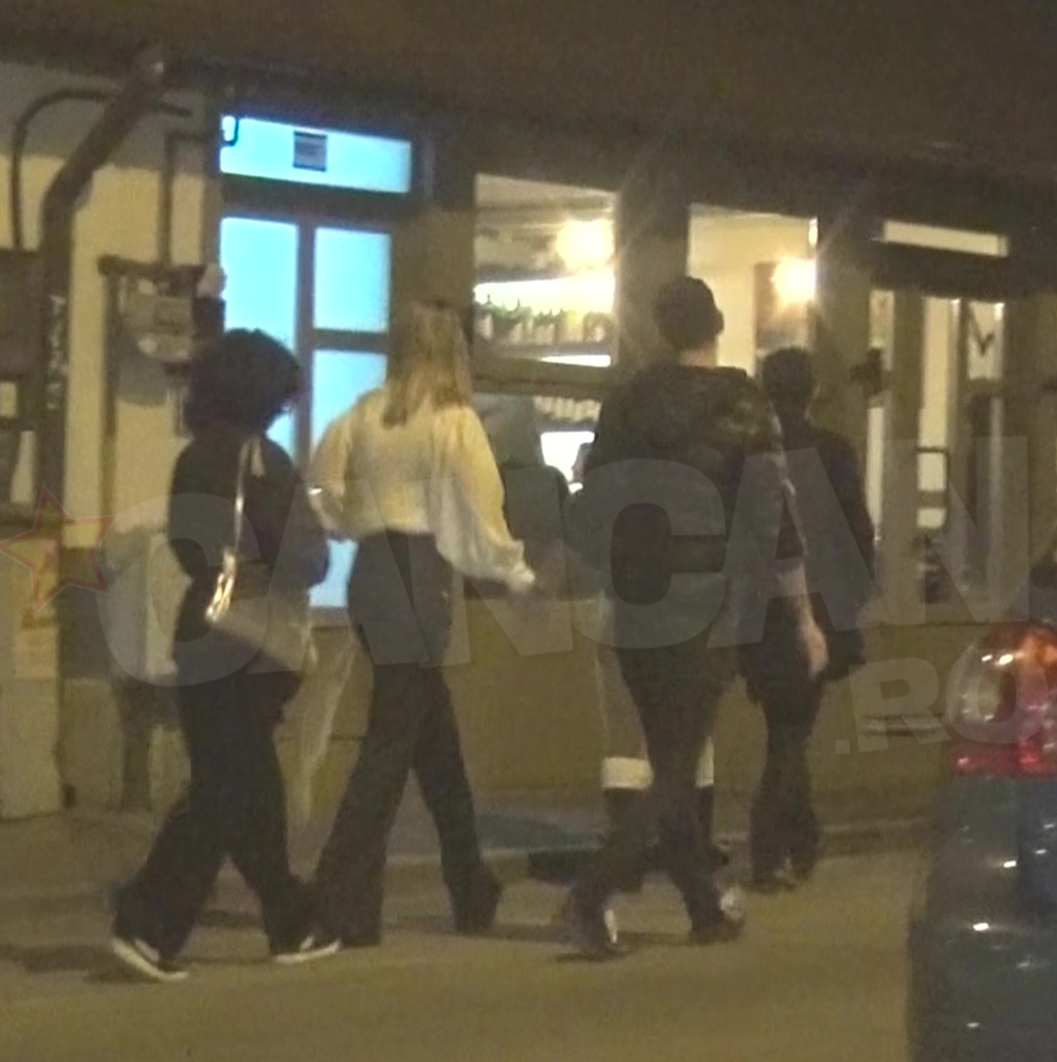 Cantareata si barbatul se tineau de mana, semn ca intre ei e ceva mai mult decat o simpla amicitie