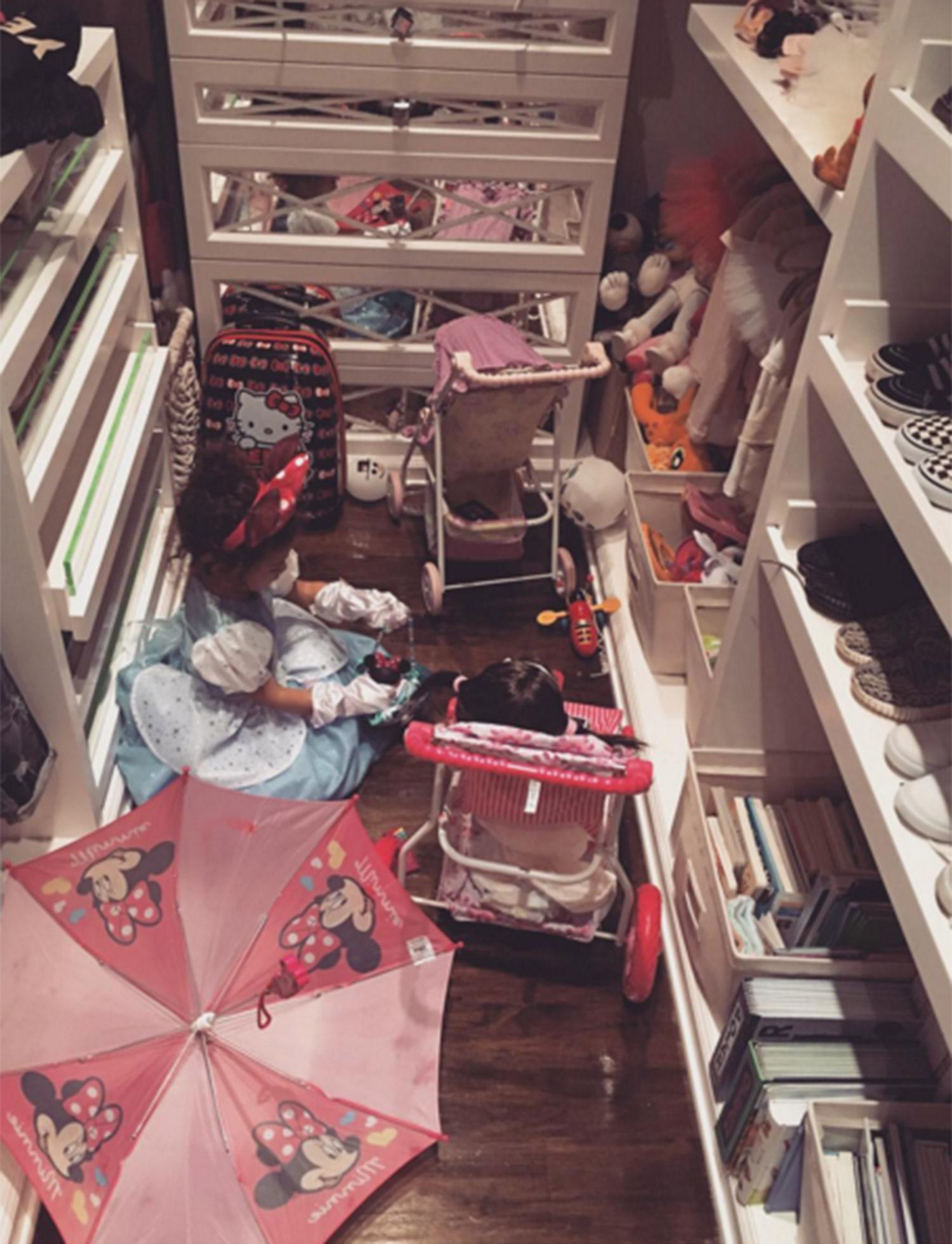 Micuta North West se joaca in dressing