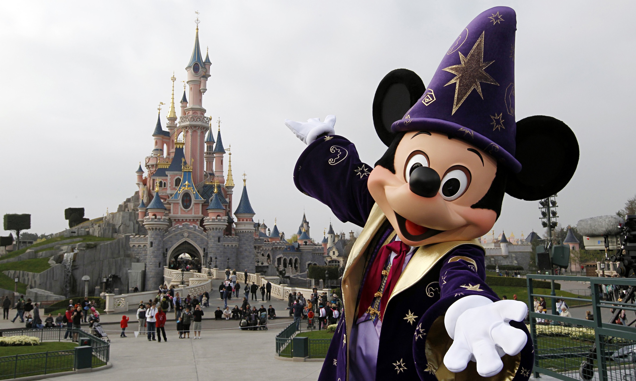 Angajatii Disney si rudele lor pot vizita gratuit orice parc Disneyland