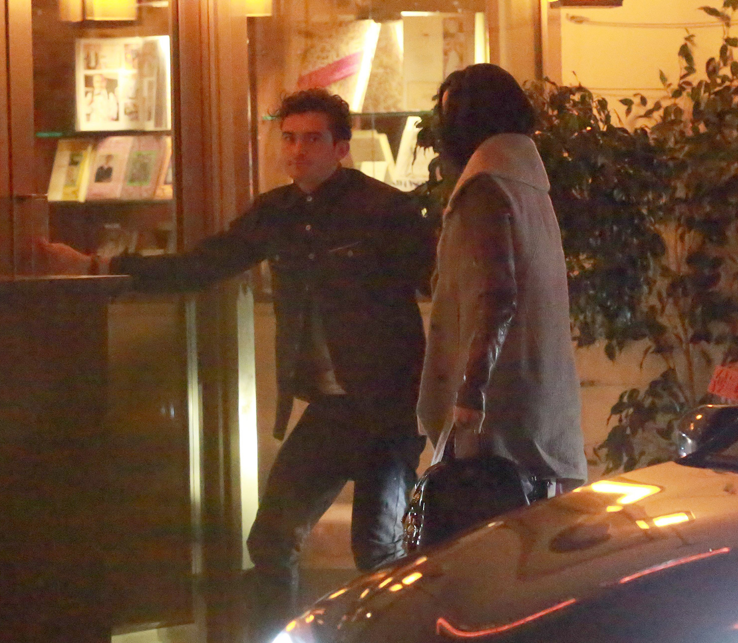 Katy s-a dat jos din masina lui Orlando, dar si-a acoperit fata pentru a nu atrage atentia