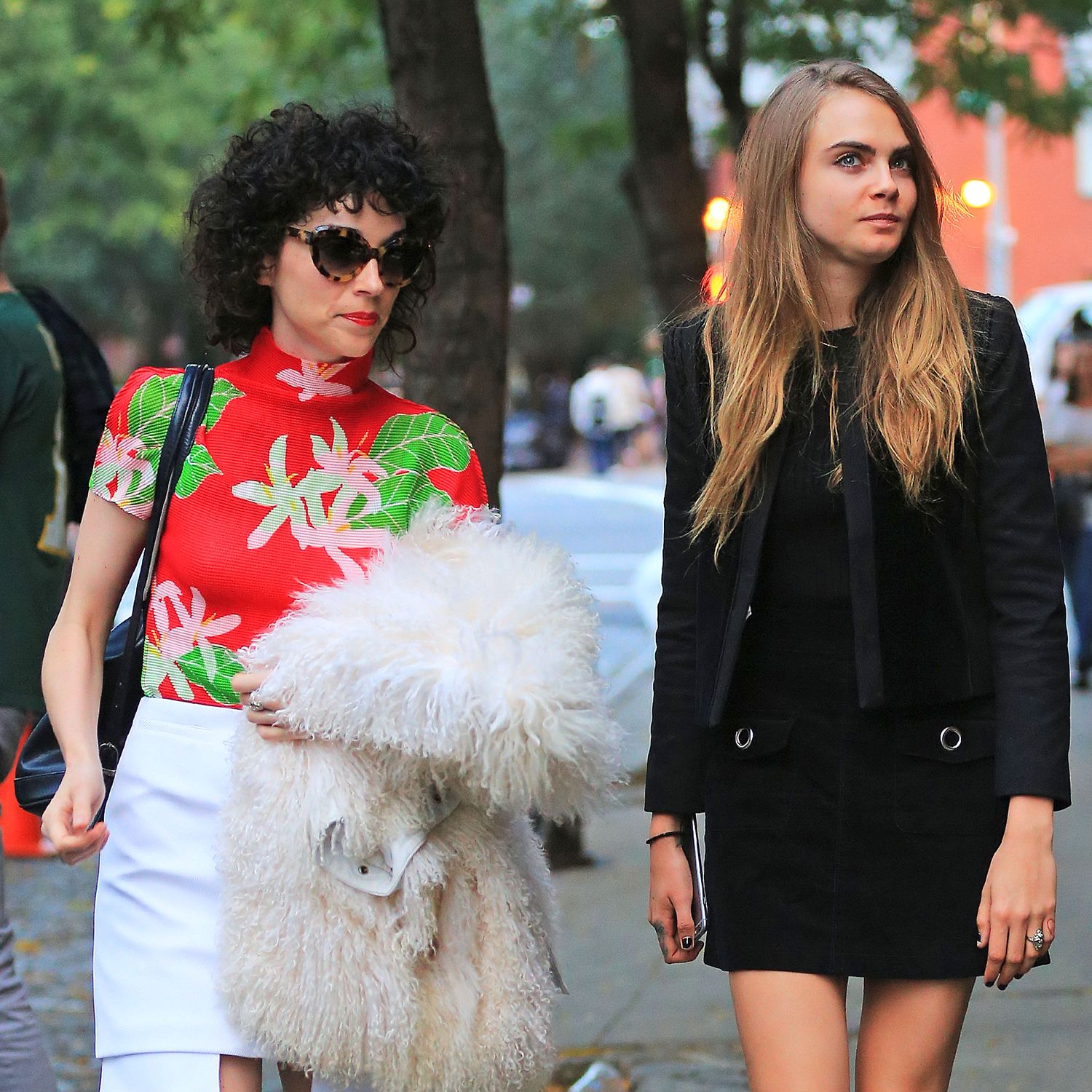 Cara isi imparte timpul intre contractele pe care le are in Marea Britanie si iubita ei care locuieste in New York