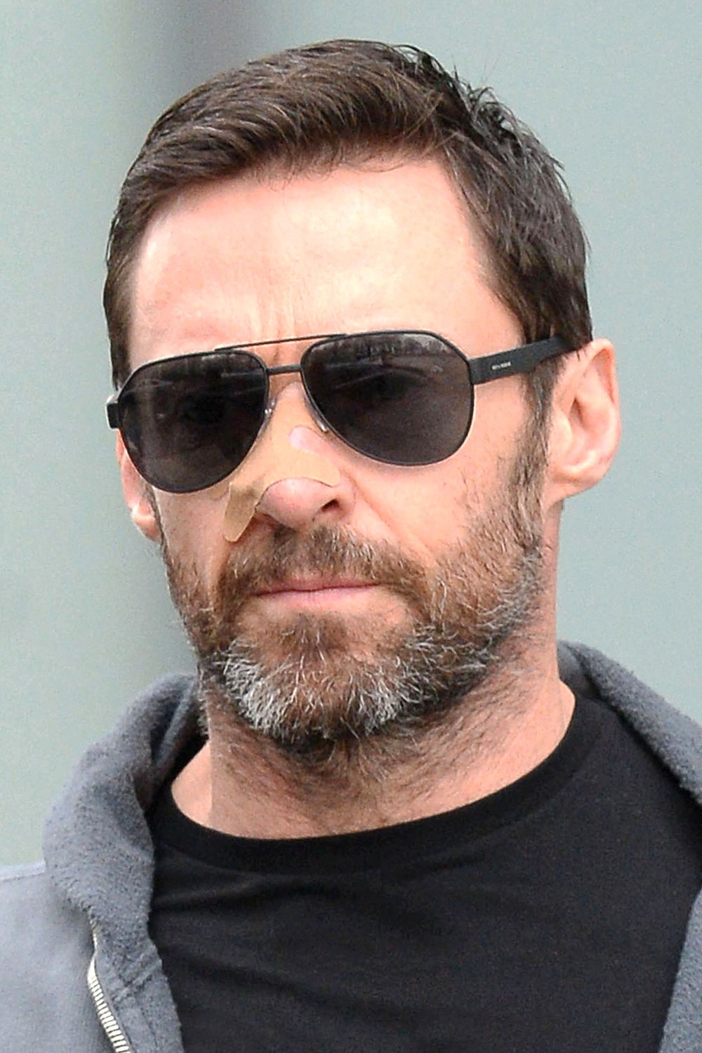 Hugh Jackman a fost vazut purtand un bandaj imediat dupa operatie, in New York
