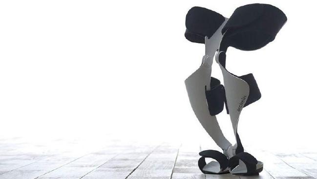 Scaunul portabil sau mobil a fost conceput initial pentru chirurgi, insa le poate fi util tuturor celor care sunt obligati de circumstante sa stea in picioare cu orele