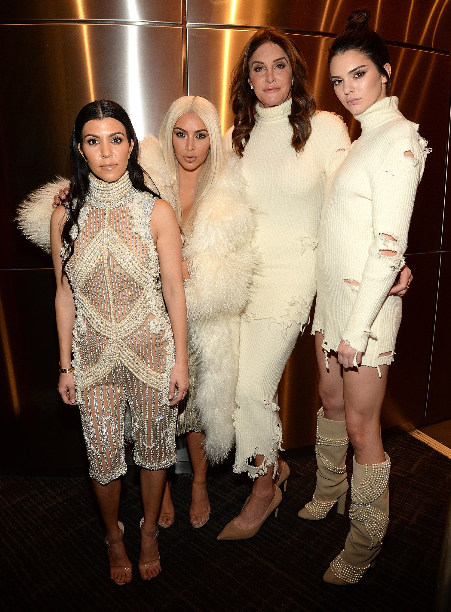 Kim Kardashian a revenit la blondul platinat, iar tatal ei, in prezent Caitlyn Jenner, a fost si el prezent sa-si sustina ginerele.