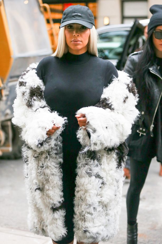 Kim Kardashian a revenit la blond, insa pentru scurt timp. Vedeta poarta o peruca destul de convingatoare, care ii vine perfect.