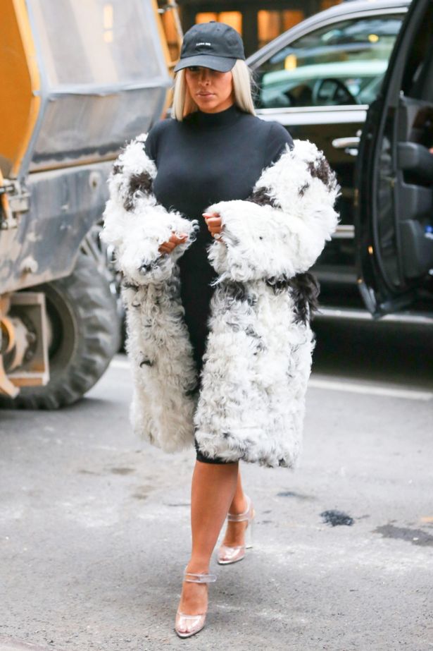 Sotia lui Kanye West inca se lupta sa scape de kilogramele in plus. Intre timp, le acopera cum poate ; de data aceasta, cu o haina de blana supradimensionata si, desigur, excentrica.