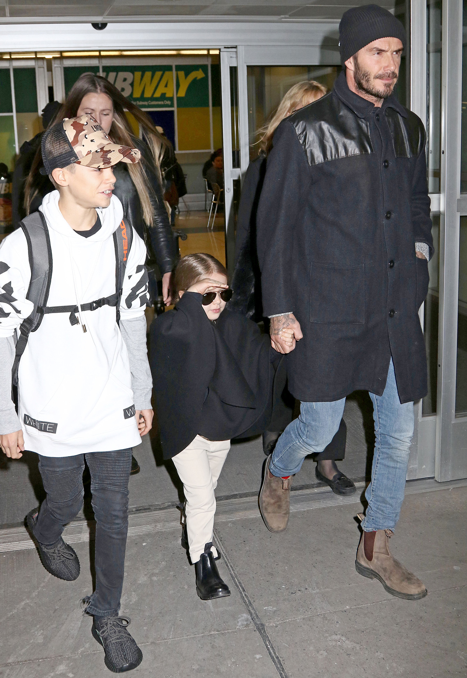 Harper a furat toate privirile pe Aeroportul JFK, unde a aparut imbracata in alb si negru.