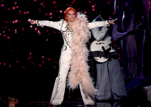 Lady Gaga a purtat o peruca roscata si mai multe costume care au imitat tinutele excentrice ale lui David Bowie