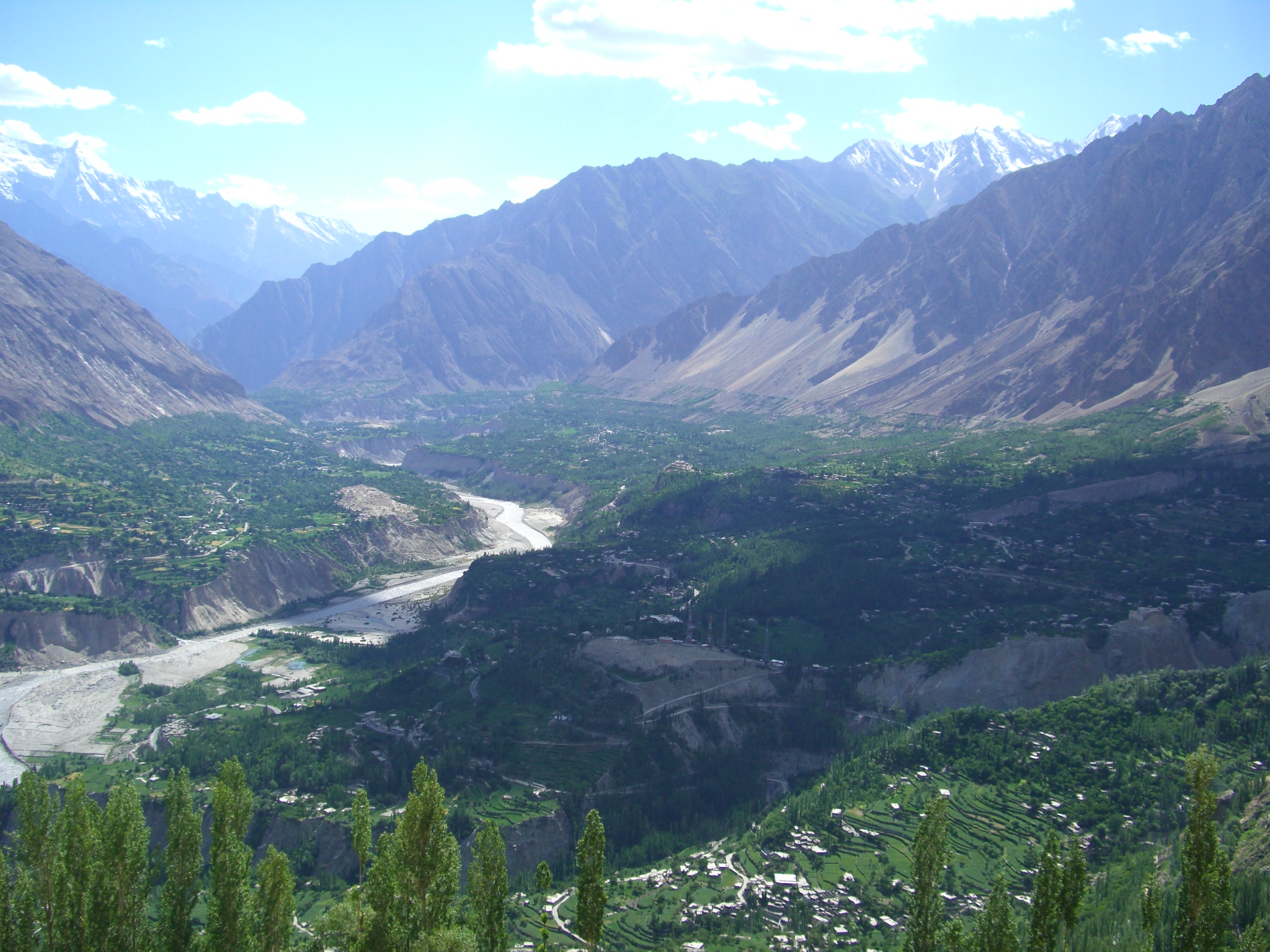 Oamenii din Hunza merg foarte mult pe jos si escaladeaza Muntii Karakorum, aflati in vecinatatea Vaii Hunza