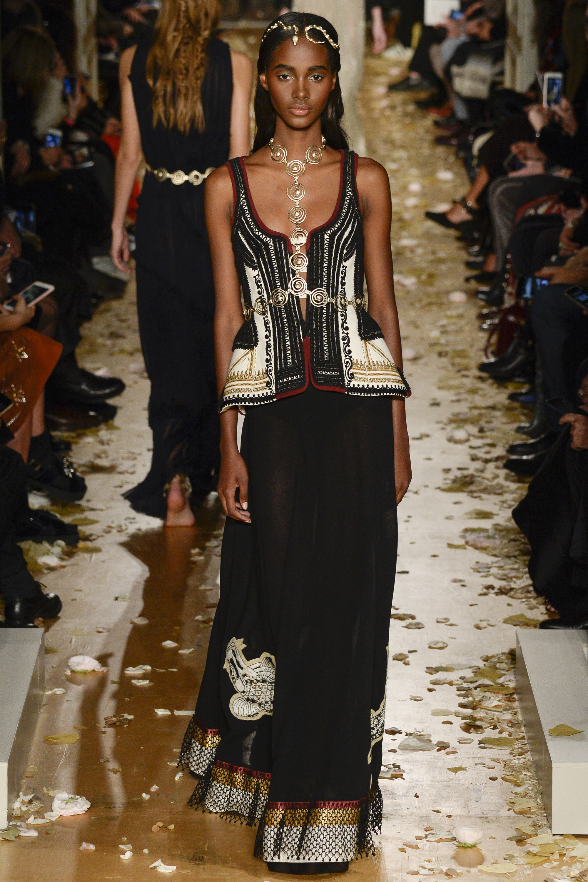 Cojocul romanesc in interpretarea Valentino a fost prezentat recent pe podiumul New York Fashion Week