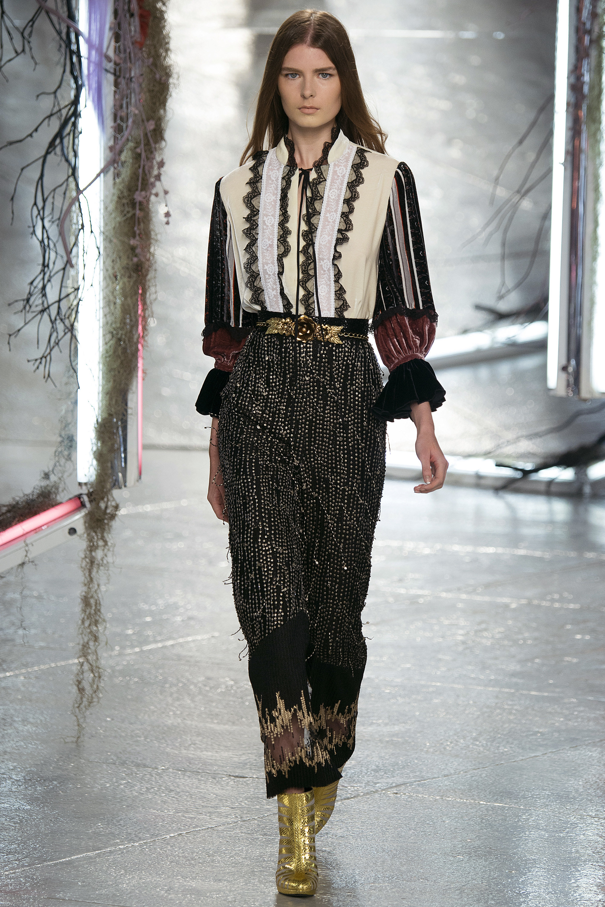 Rodarte a facut anul acesta un mix intre motivele cojocului si cele ale iei, pe care le-a asociat cu influente pretentioase ale epocii victoriene. Rezultatul este spectaculos!