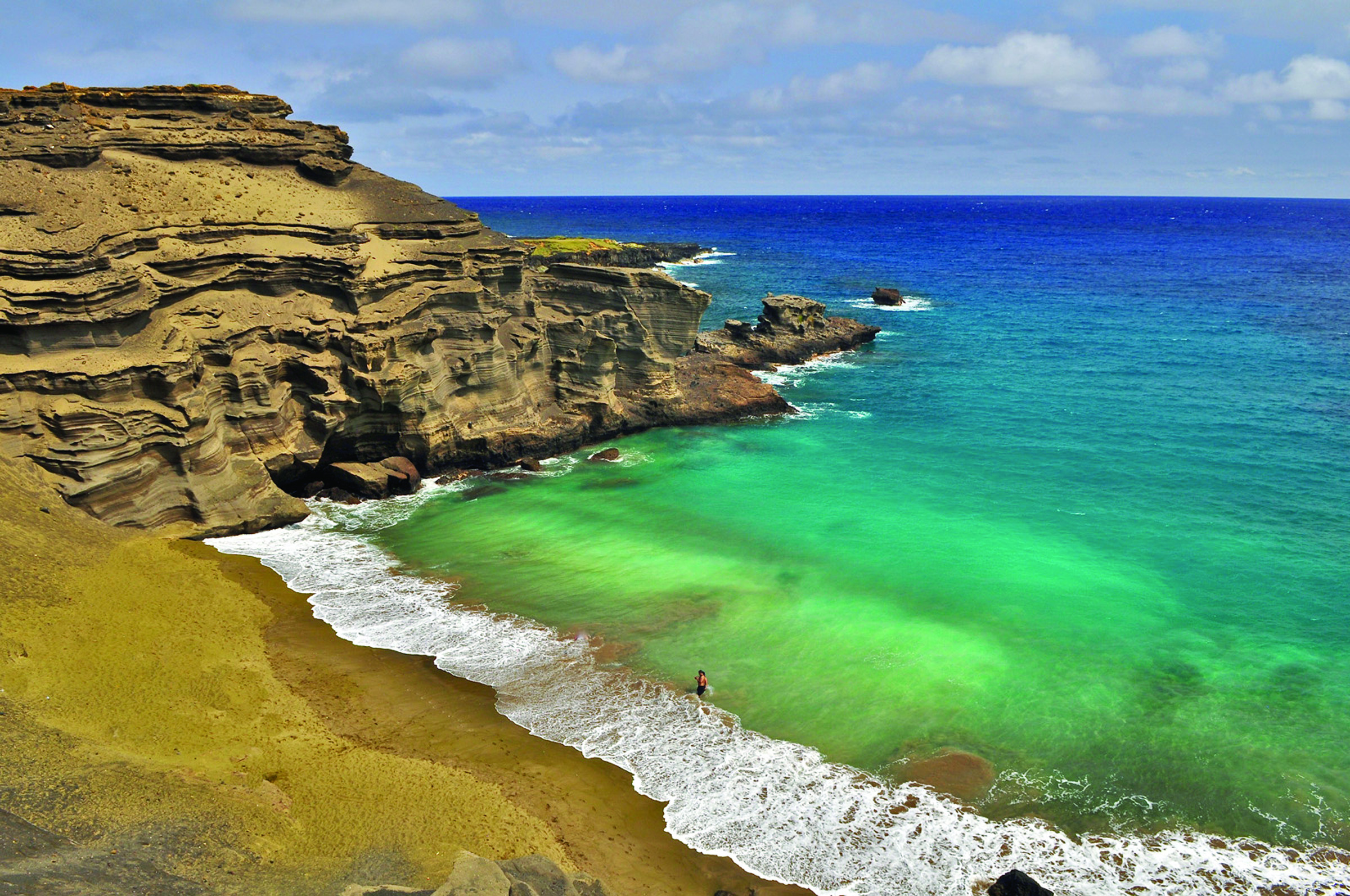 Pe Plaja Papakolea vei vedea cel mai verde nisip, colorat din cauza activitatii vulcanice din zona
