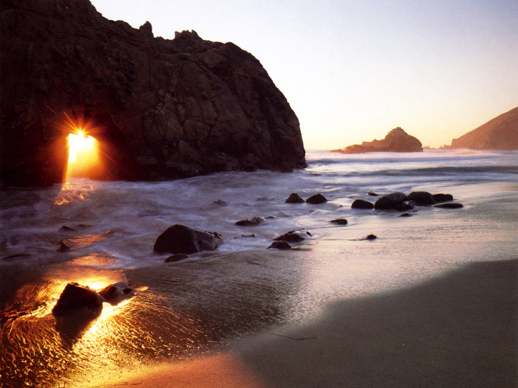 Plaja Pfeiffer din California socheaza cu nisipul mov si cu peisajul natural extraordinar