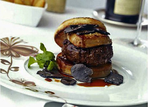 Pentru fiecare burger Fleur, cumparatorii primesc cadou un set de pahare de cristal si o sticla de vin