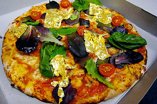 Pizza de 1800 de dolari are printre ingrediente si foite din aur de 24 de carate