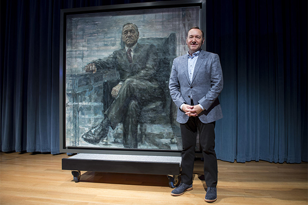 Kevin Spacey alături de tabloul ce îl înfăţişează pe Francis Underwood