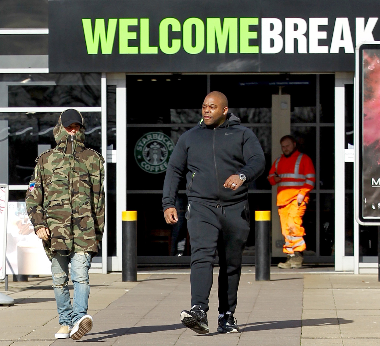 Justin Bieber, însoţit de bodyguardul său, se plimbă prin Londra