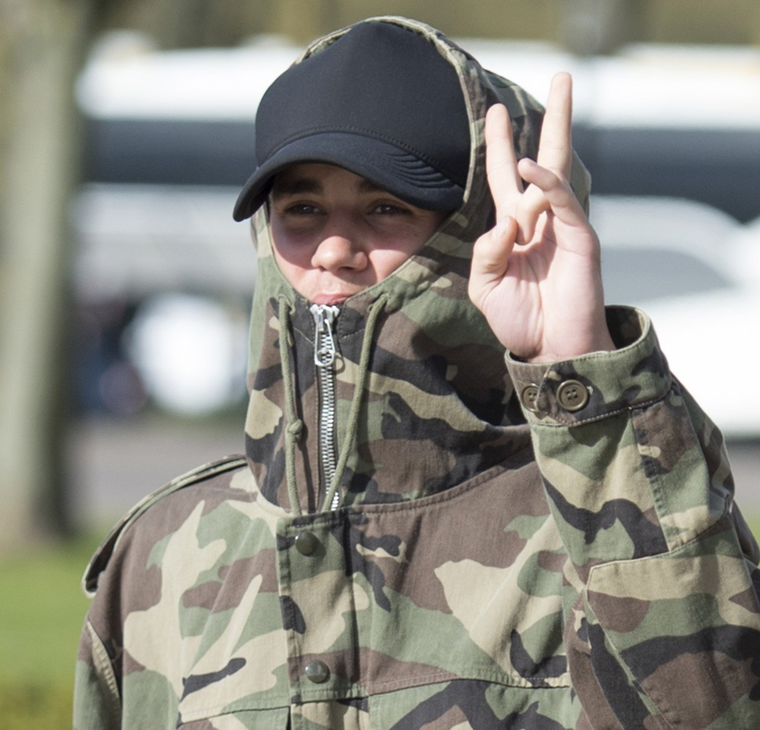 Justin Bieber acceptă să se lase fotografiat de paparazzi