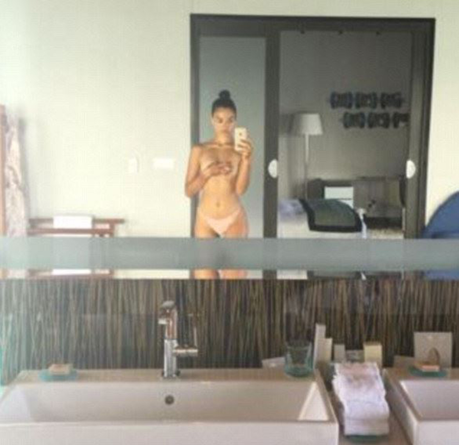 Imaginea sexy publicată de Shanina Shaik pe Instagram