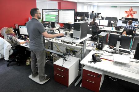 Angajaţii care stau în picioare la birou sunt mai energici