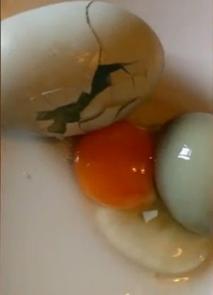 Femeia a început să filmeze după ce a spart primul ou şi l-a descoperit pe cel din interior. Curioasă, a vrut să vadă şi ce se află înăuntrul acestuia şi nu a fost dezamăgită!