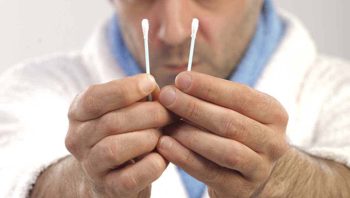 Atunci când foloseşti beţişoare speciale pentru a curăţa urechile, împingi ceara către timpan şi astfel se formează o peliculă care nu îi mai permite acestuia să vibreze normal