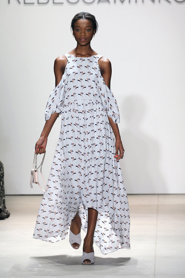 Rebecca Minkoff decupează în mod dramatic zona umerilor rochiilor din noua colecţie