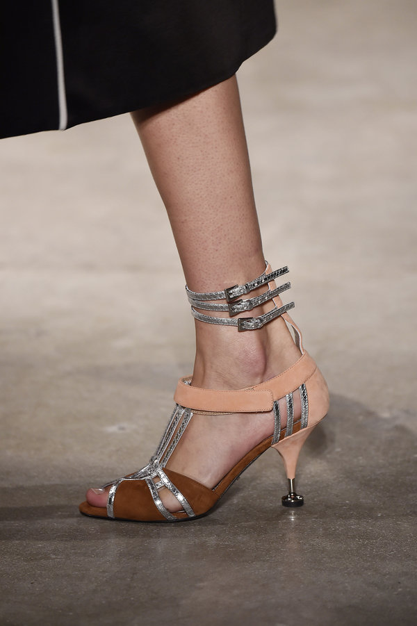 Sandalele Prada cu barete sunt un must have pentru orice fashionista