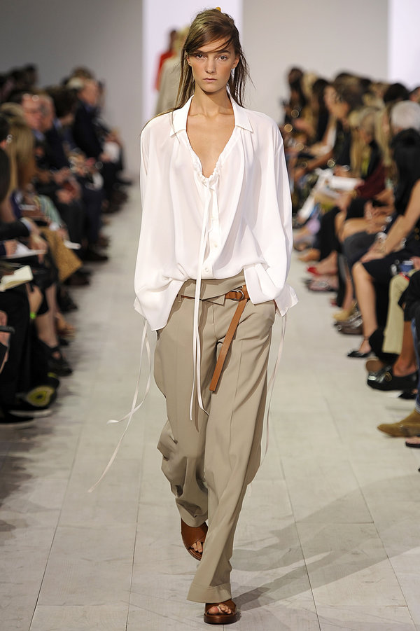 Michael Kors nu renunţă la pantalonii largi din materiale fluide nici în acest an