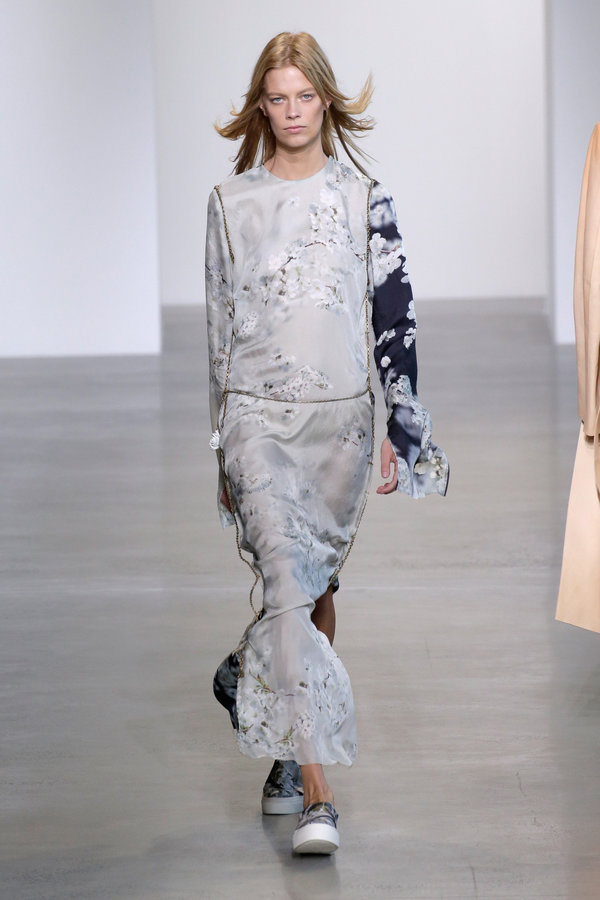 Calvin Klein propune imprimeuri florale delicate, în nuanţe de gri