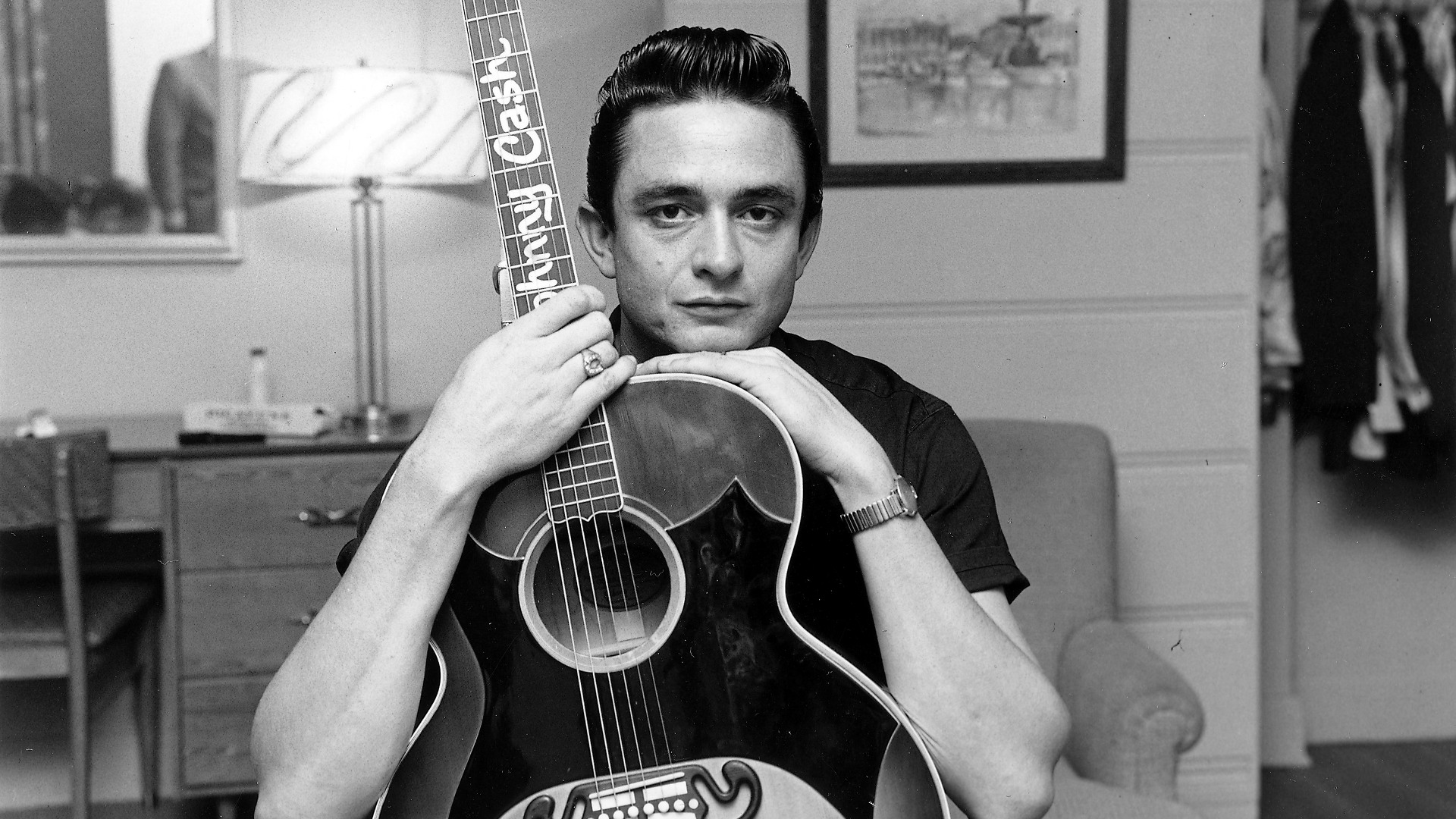 Poştaşul spune că în tinereţe se asemăna cu Johnny Cash şi că probabil acesta este motivul pentru care atât de multe femei au fost dornice să se culce cu el.