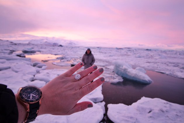 Jennifer şi-a fotografiat inelul de logodnă primit după multe luni de aşteptare într-unul dintre cele mai romantice şi frumoase locuri din lume.