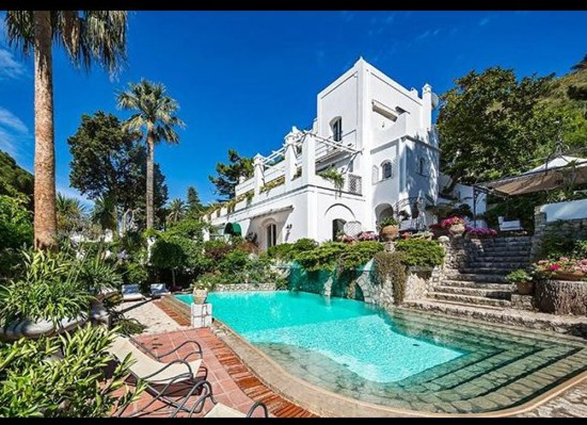 Vila Le Scale te va face să te simţi nobil pe perioada şederii, cu toată opulenţa de care dispune.