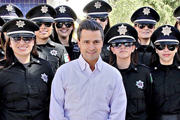 Politistele au devenit celebre când s-au fotografiat alături de preşedintele Enrique Pena