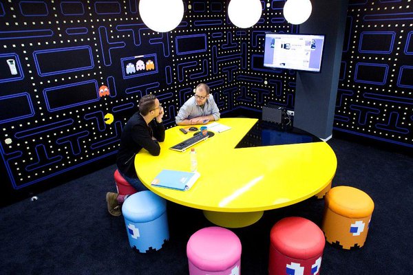 Cu Pacman sub coate, este aproape imposibil să te mai sperie un interviu sau o şedinţă.