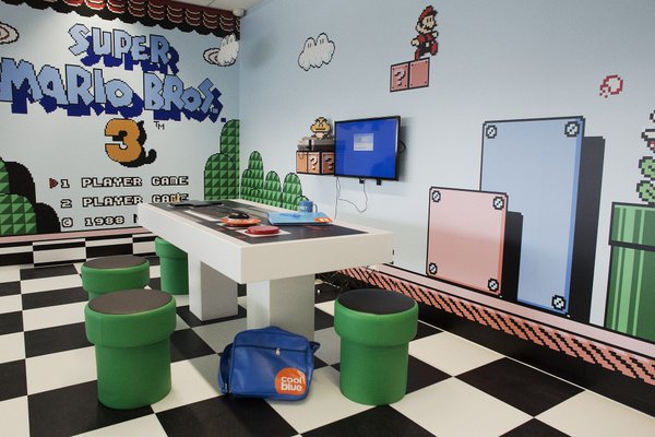 În biroul Mario Bros., trebuie să fii atent pe ce scaun te aşezi.