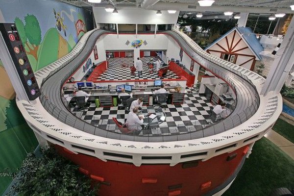 Pasionaţii de Formula 1 s-ar simţi ca-n paradis într-un astfel de birou tematic.