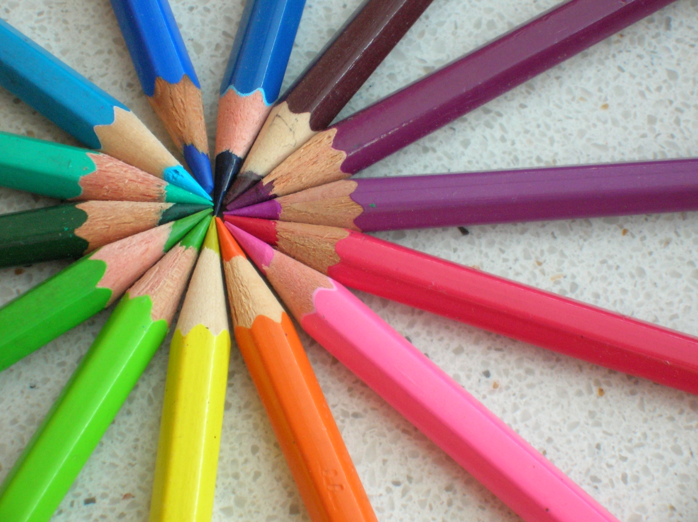 Cărţile de colorat pentru adulţi sunt tot mai populare, iar acest lucru a generat un deficit în lumea fabricilor de creioane.