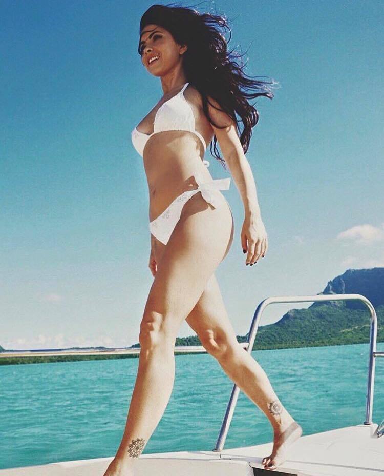 Inna işi etalează formele într-un decor exotic