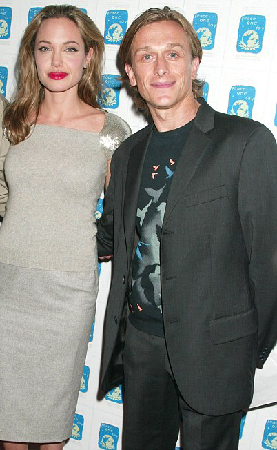 Angelina Jolie, alături de Jeremy Gilley, directorul fundaţiei ''Peace One Day''.