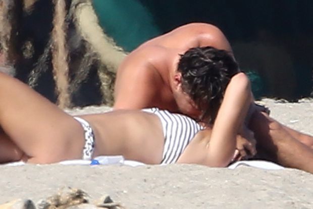 Leonardo DiCaprio si Nina Agdal, în tandreţuri pe plajă.