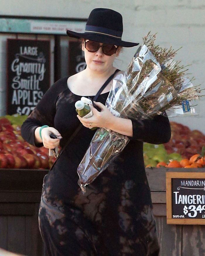 Adele poartă pe mâna stângă un inel ce seamănă perfect cu o verighetă.