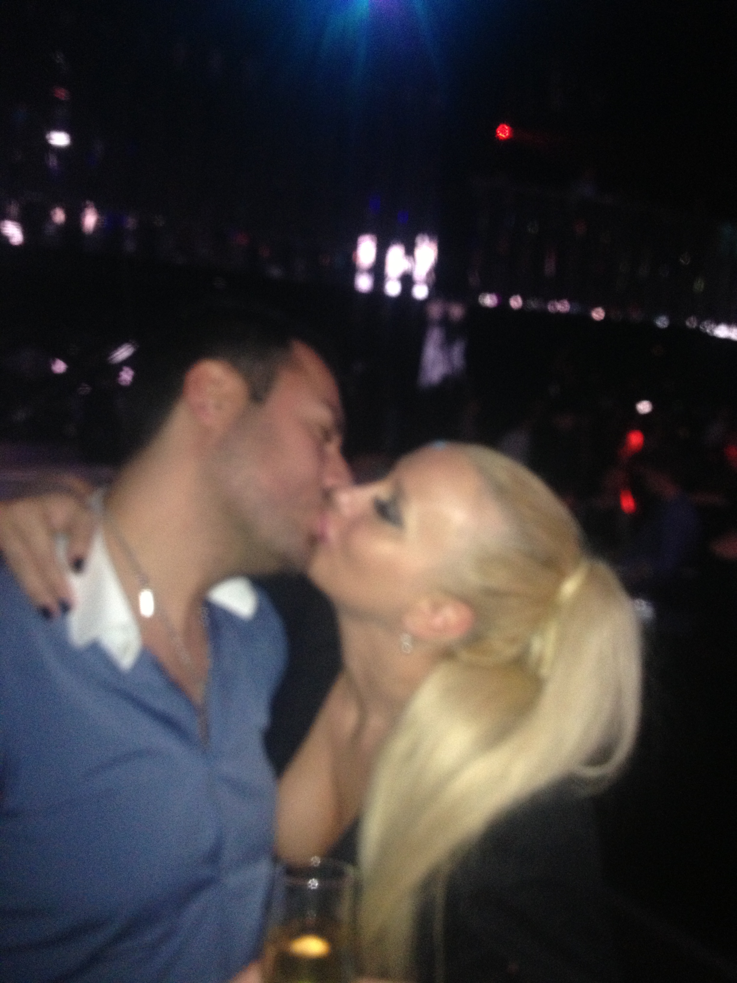 Simona si Adrian se saruta intr-un club de fite din Bucuresti