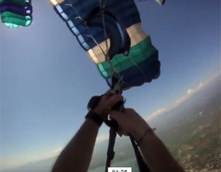 Coardele parasutei s-au incurcat in aer