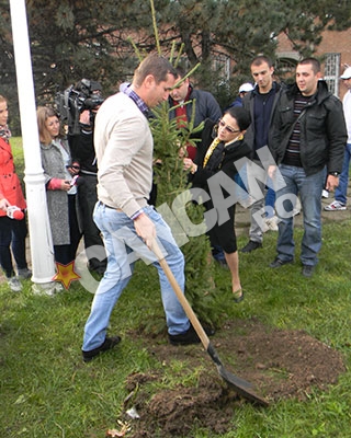 VIDEO Capitala s-a inverzit! 1.500 de arbori au fost plantati la Politehnica!