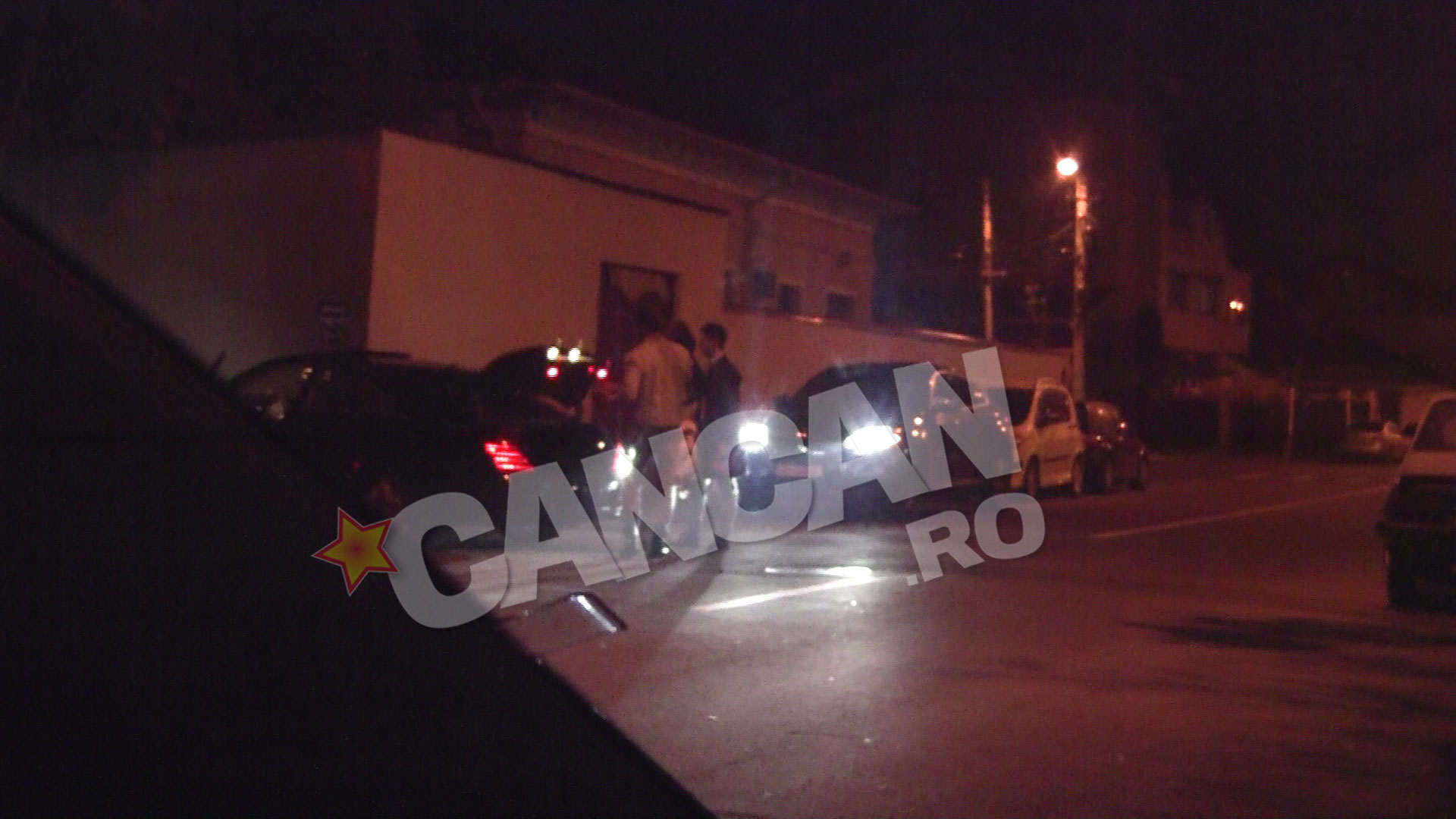 Bagajul micutei este transportat din portbagajul masinii lui Jorge in cel al lui Ilan.