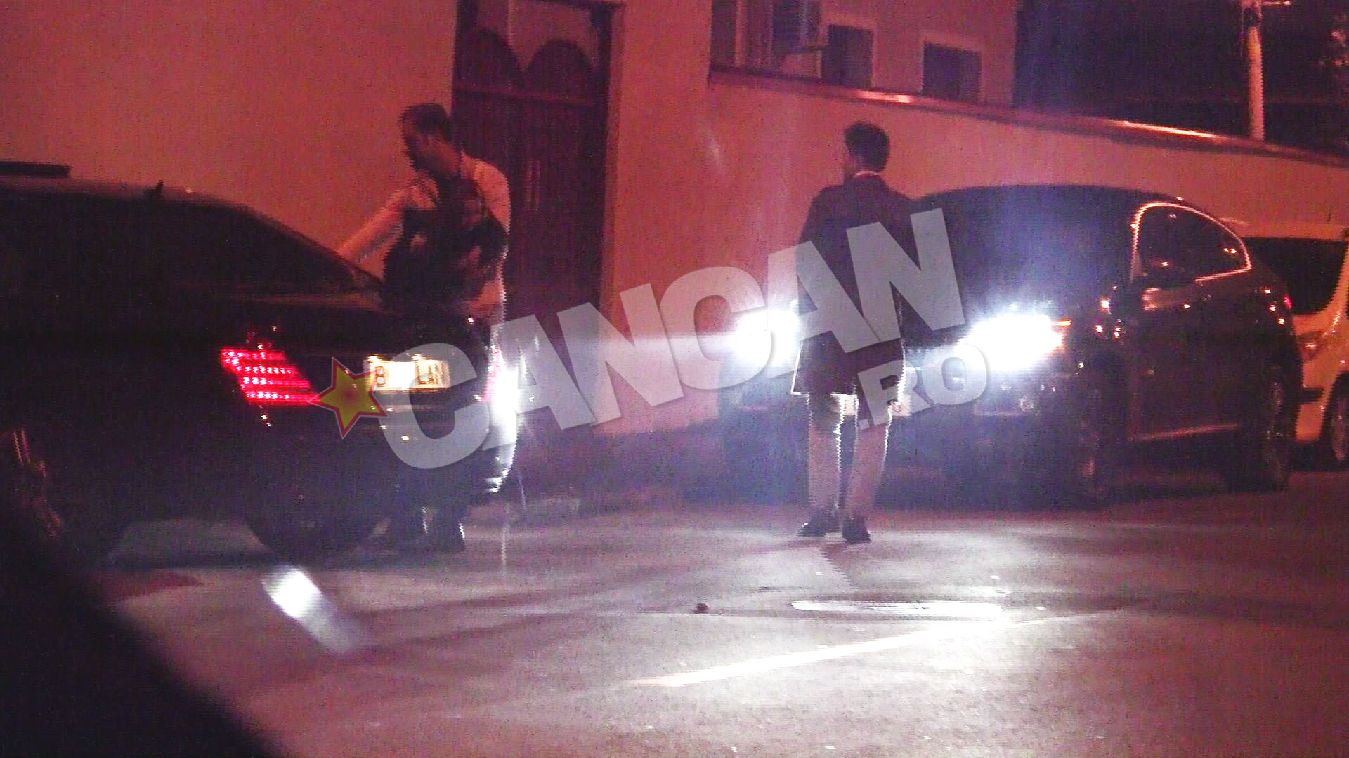 Ilan glumeste cu fetita Alinei Craciun, tinand-o sub brat ca pe un sac