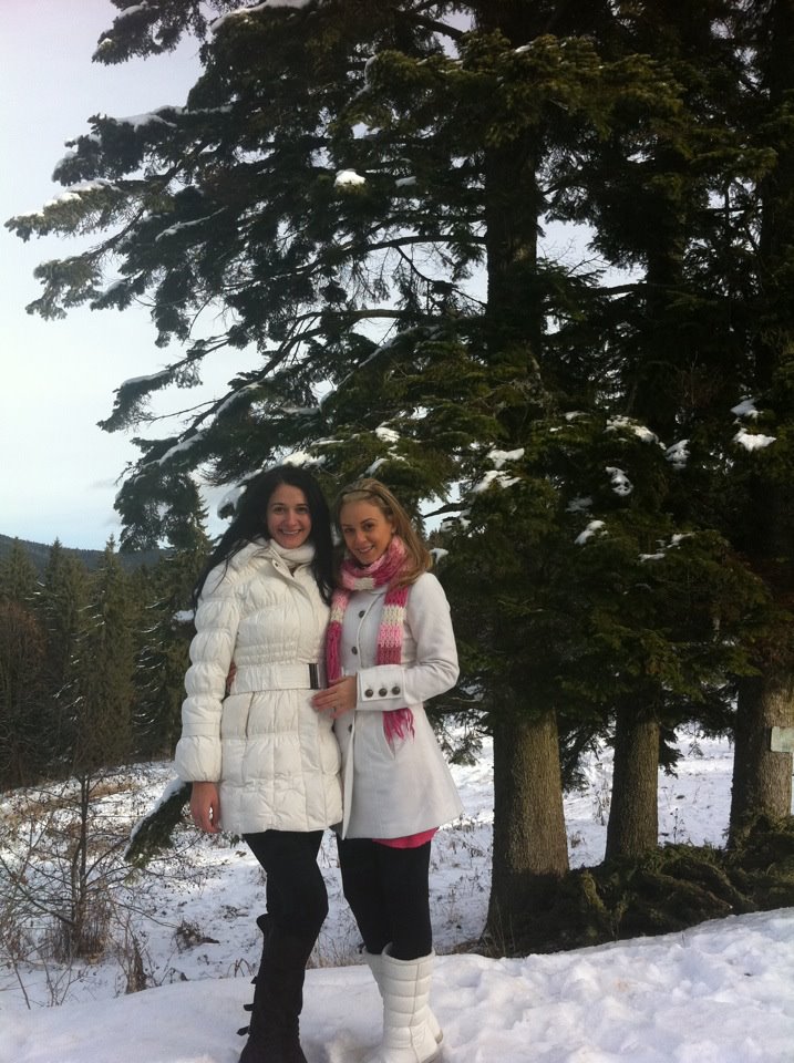 Desi sunt surori si au fost foarte apropiate, Paula si Delia au vieti extrem de diferite